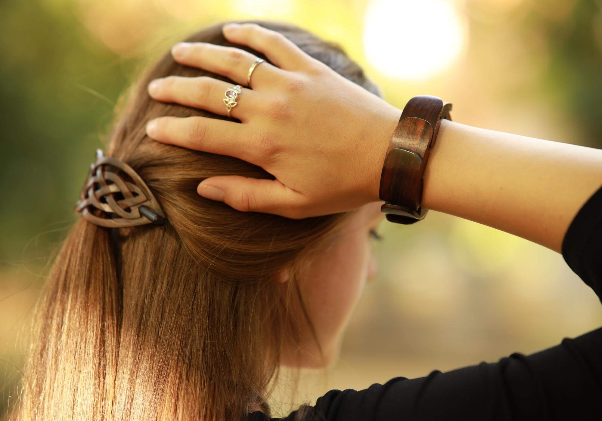 Schmuck aus Holz gefertigt Kettenanhänger, Haarschmuck, Armschmuck kaufen handarbeit