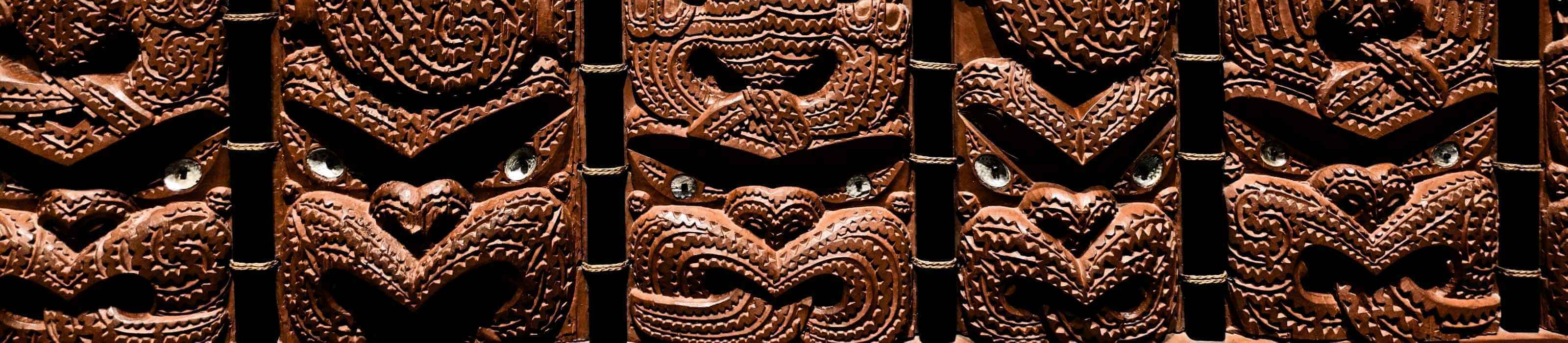 Maori Schmuck Traditionelle Handarbeit und Bedeutung