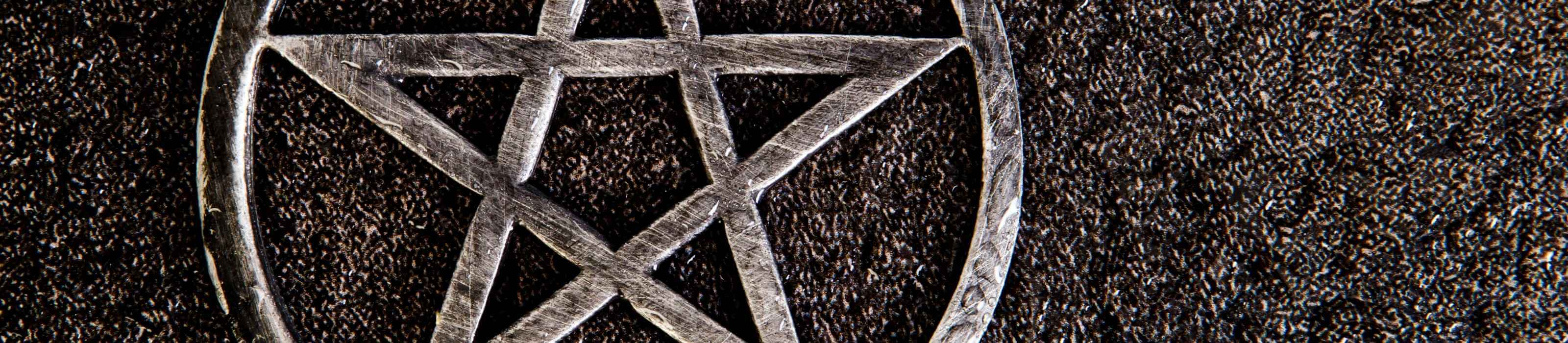 Pentagramm Schmuck Drudenfuß Kettenanhänger unterschiedliche Materialen Gothik Motive