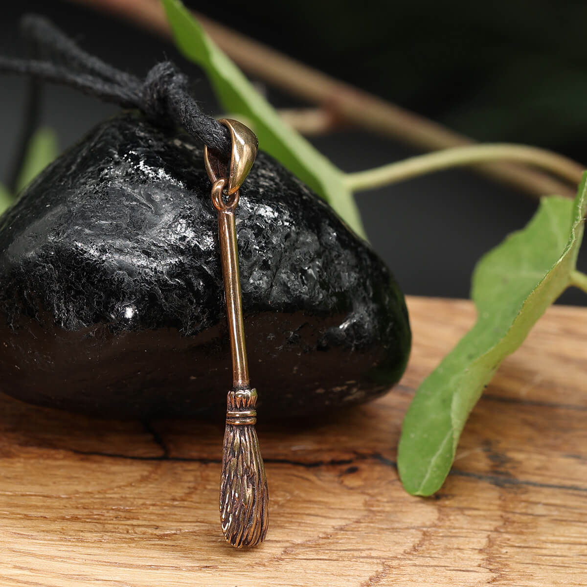 Hexenbesen Anhänger Schmuck Bronze