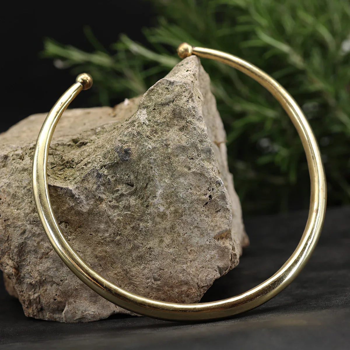 Simple choker design, brass round necklace