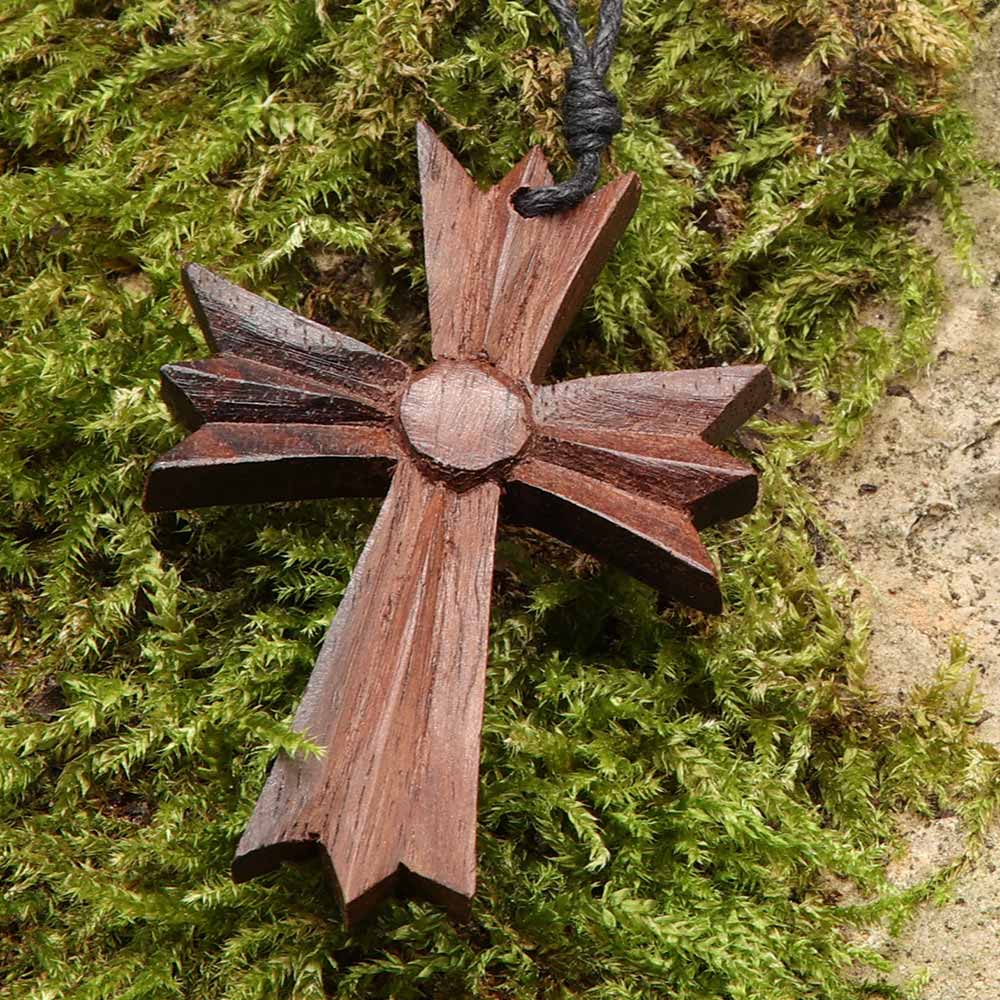 Kreuz Holz Kette geschnitzter Schmuck Kunstahndwerk fair gehandelt