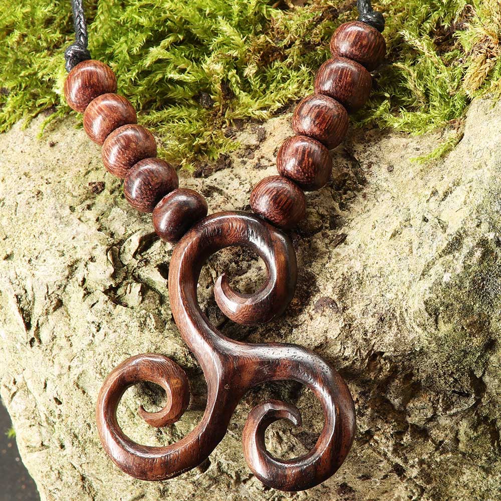 Triskel Holzkette keltisch Handarbeit fair gehandelter Holzschmuck