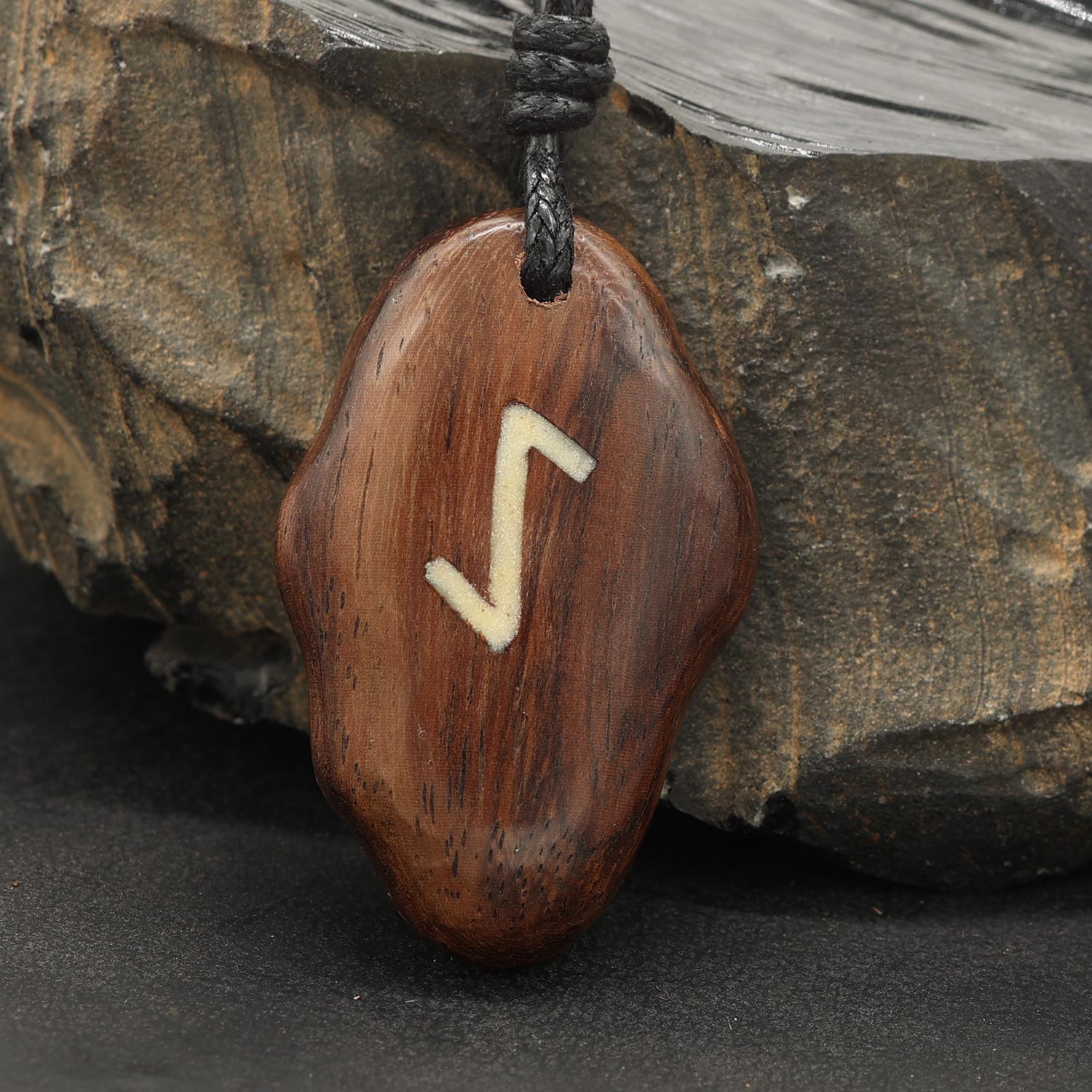 Anhänger Holz älteres Futhark Kette Eihwaz