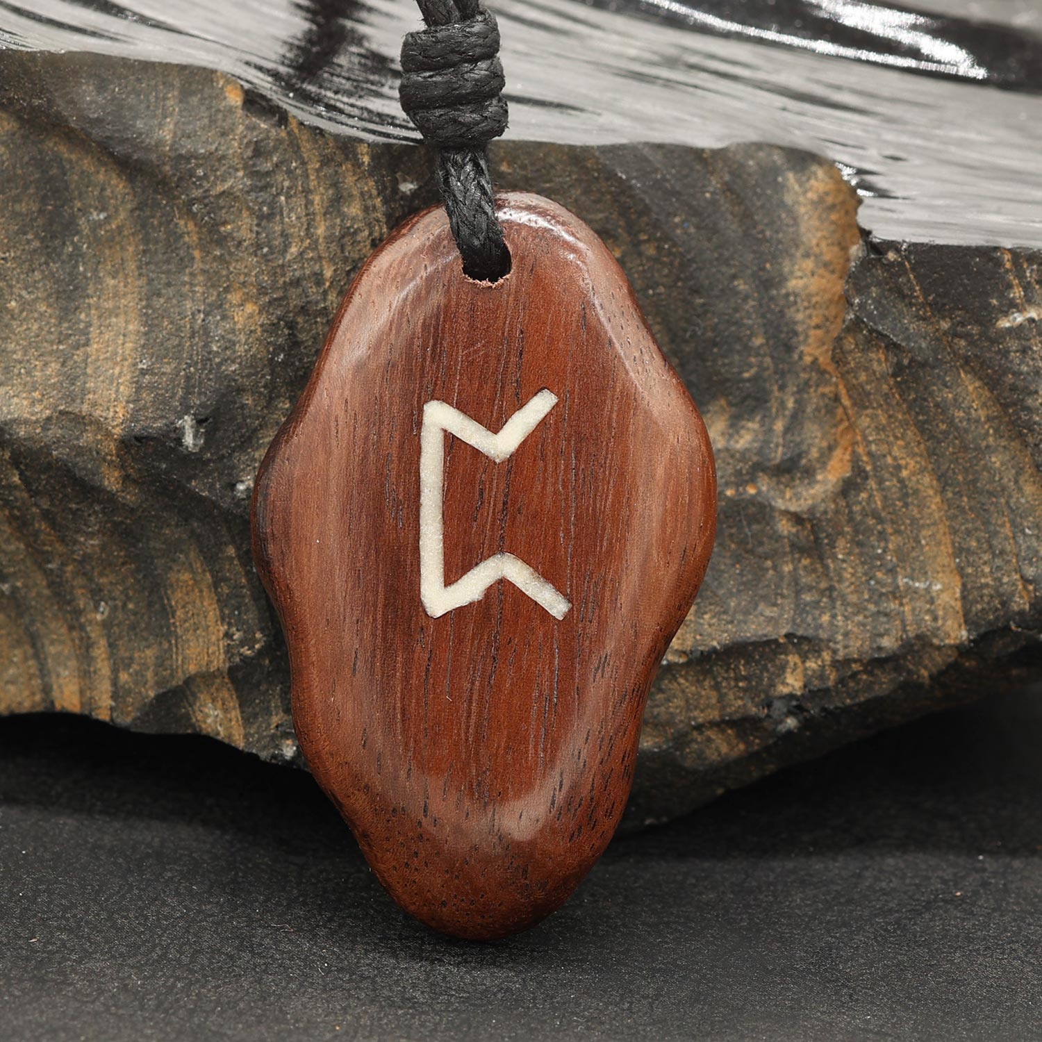 Anhänger Holz älteres Futhark Kette Perthro