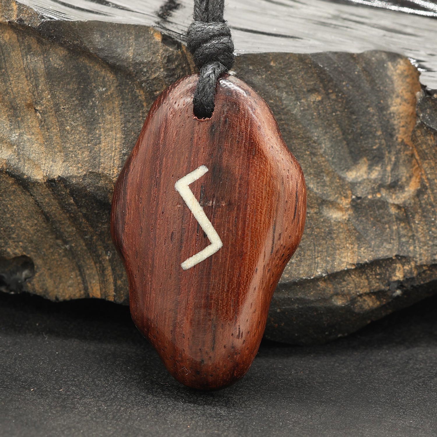 Anhänger Holz älteres Futhark Kette Sowilo