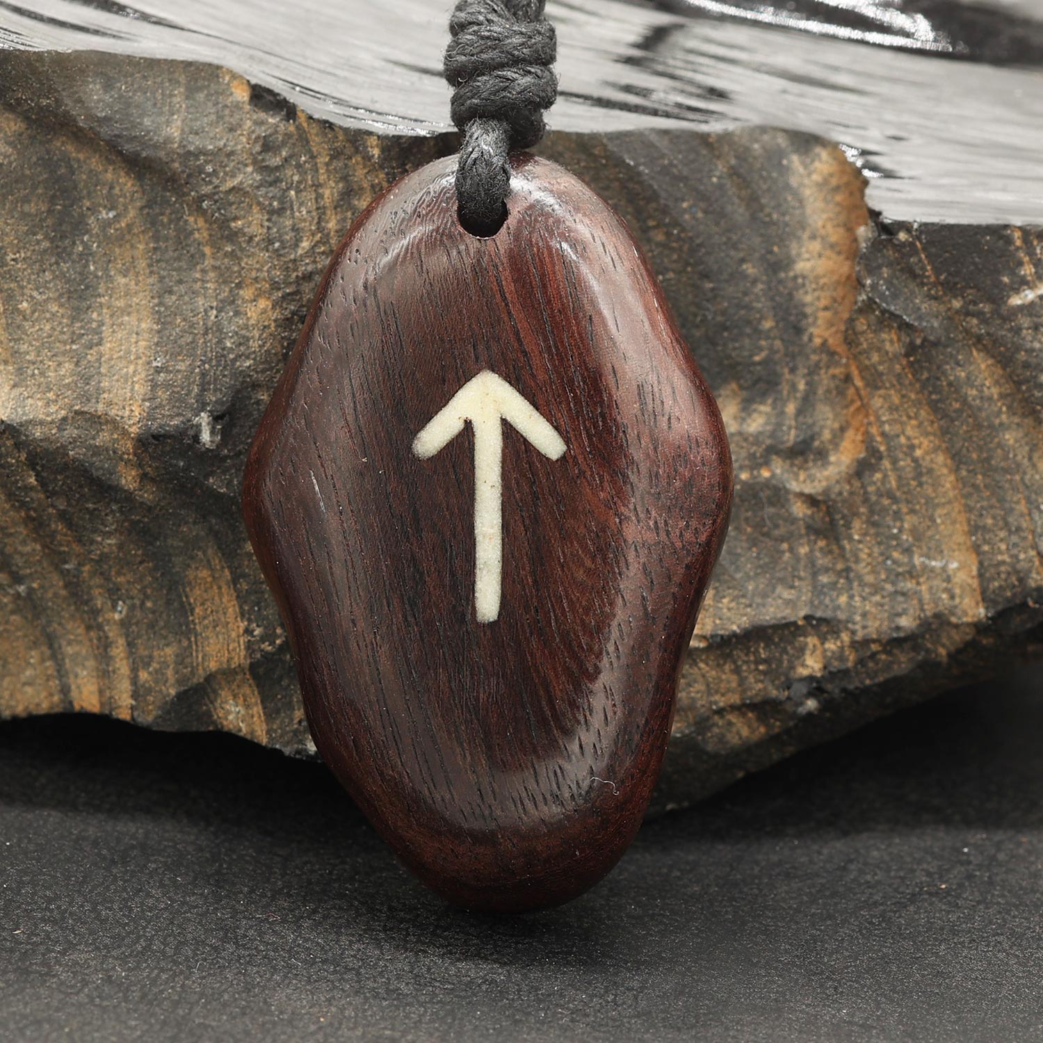Anhänger Holz älteres Futhark Kette Tiwaz