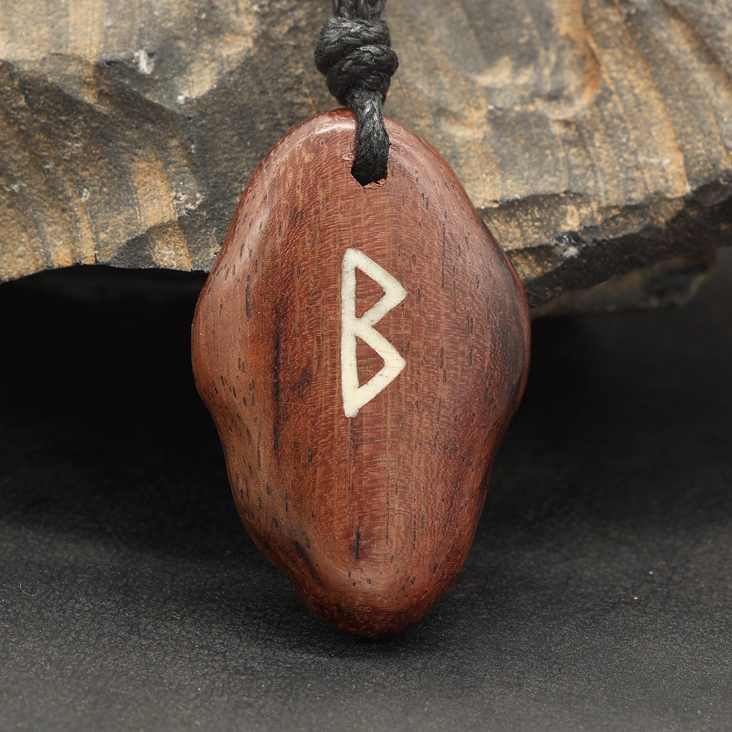 Anhänger Holz älteres Futhark Kette Berkano