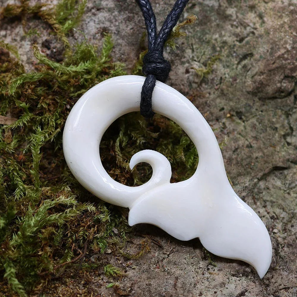 Wal Kette Kunst Handwerk Schmuck geschnitzt Walfluke