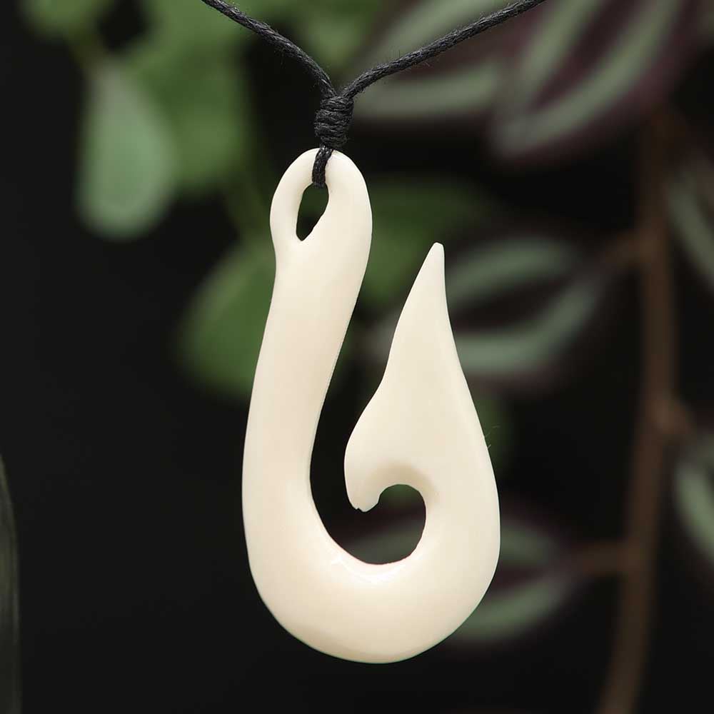 Hei Matau Maori Kette gesschnitzt aus Knochen Schmuck fair gehandelt