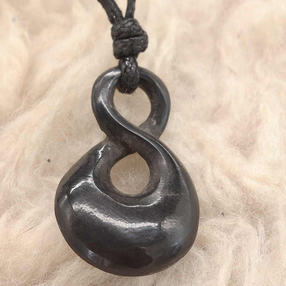 Maori Double Horn Kette Schmuck handarbeit fair gehandelt geschnitzt Büffelhorn