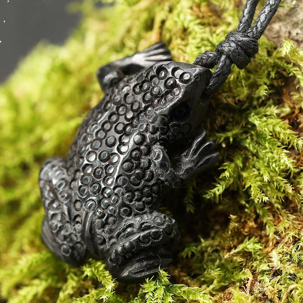 Frosch Anhänger Kunst handwerk Schmuck geschnitzt