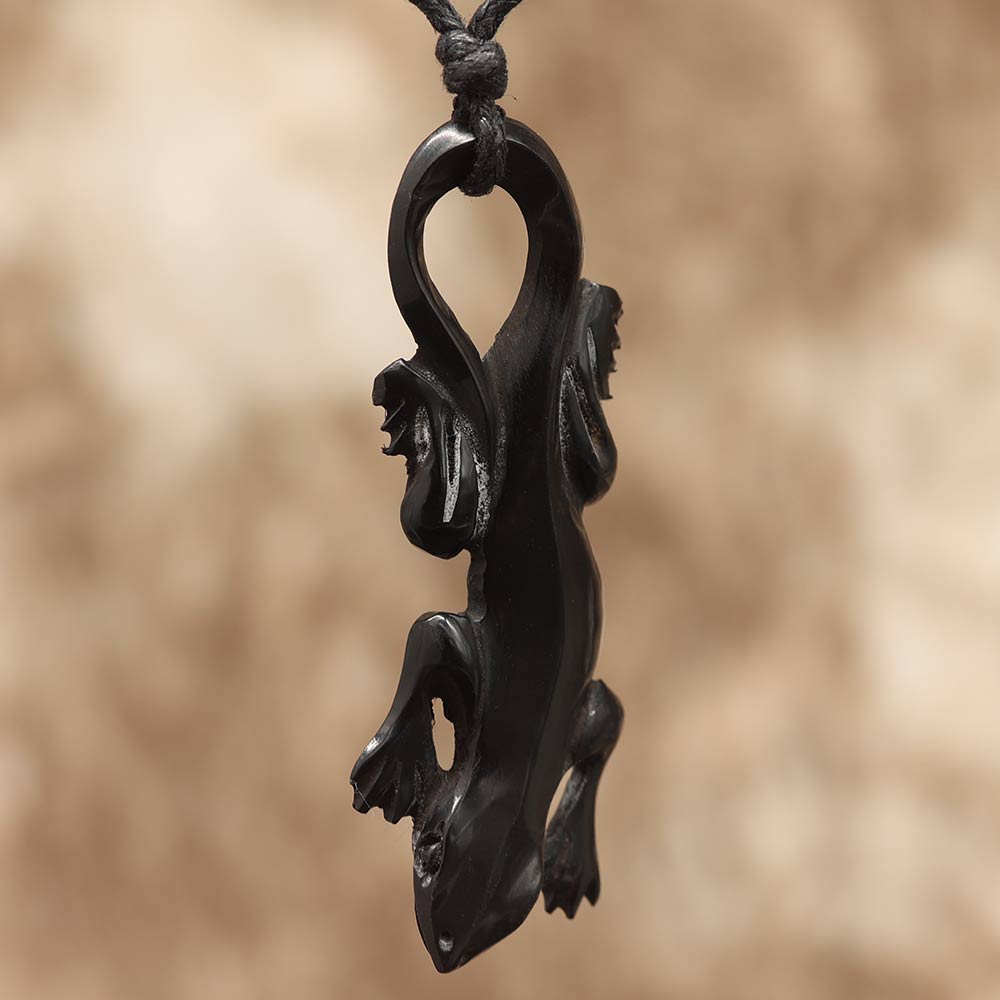 Gecko Kette Anhänger geschnitzt aus Horn Echse Schmuck Handarbeit