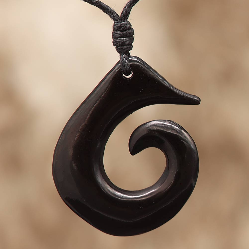 Maori Schmucki Kette Anhänger geschnitzt aus Horn Handarbeit