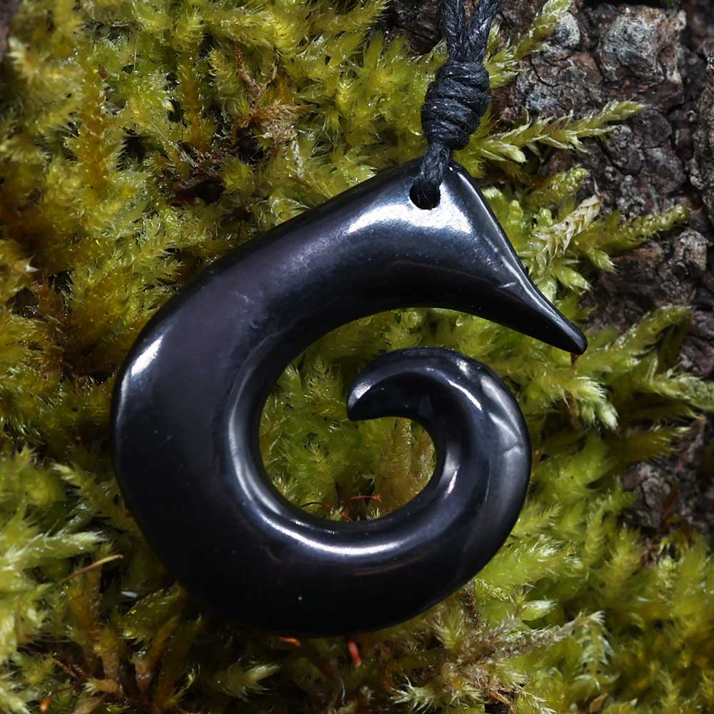 Kiwi Spirale Anhänger schwarz Kunst Handwerk geschnitzt