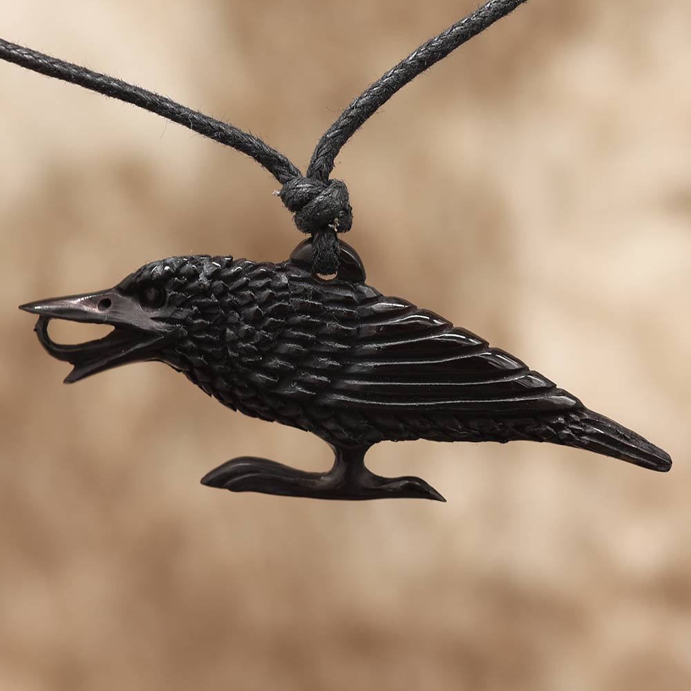 Rabe Kette Anhänger geschnitzt aus Horn Schmuck Krafttier Handarbeit