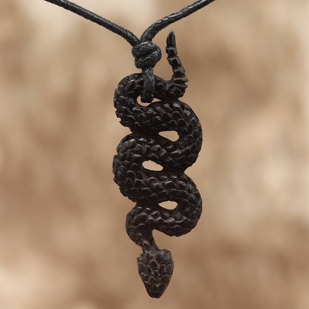 Schlange Kette Anhänger geschnitzt aus Horn Handarbeit fair gehandelt