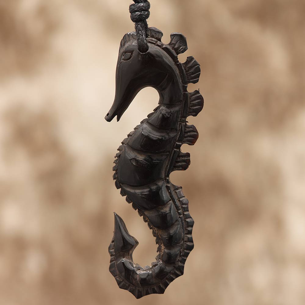 Seepferdchen Kette Anhänger geschnitzt aus Horn Handarbeit fair gehandelt