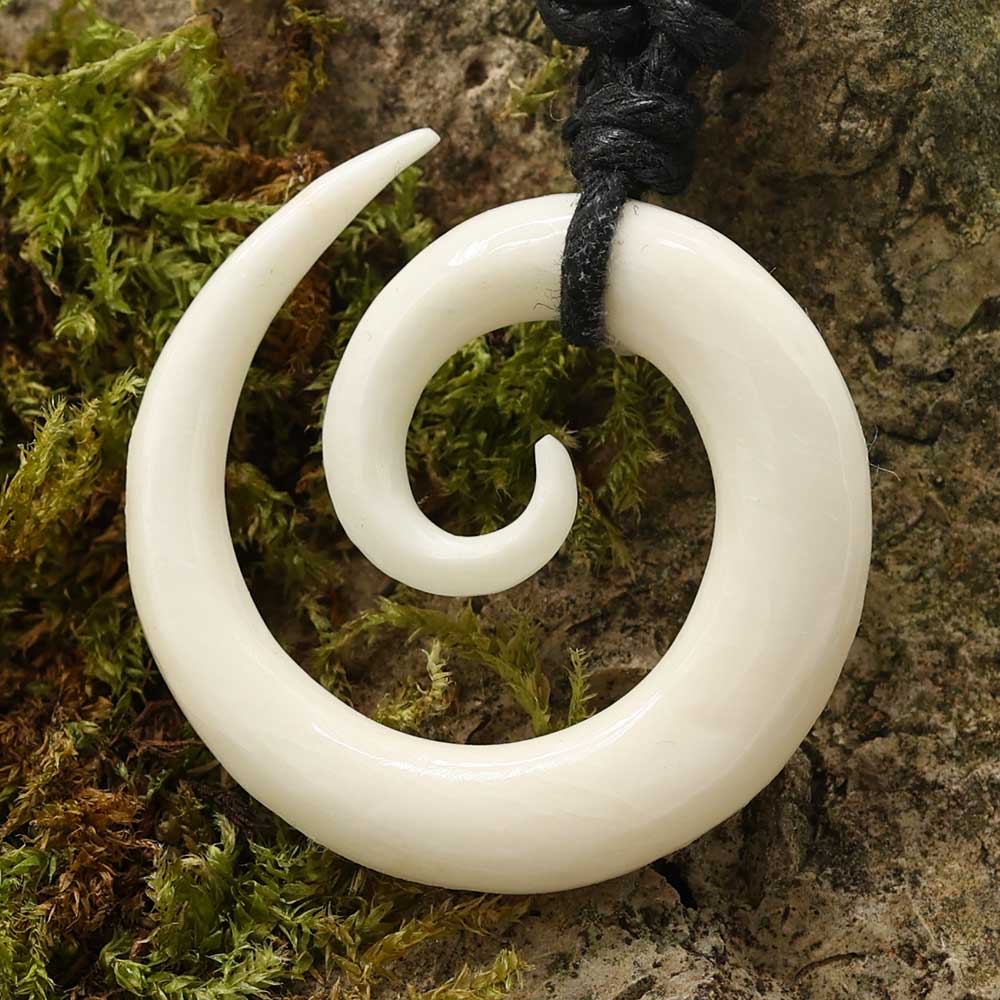 Maori Farn Anhänger Handarbeit Schmuck Kette Knochen Spirale