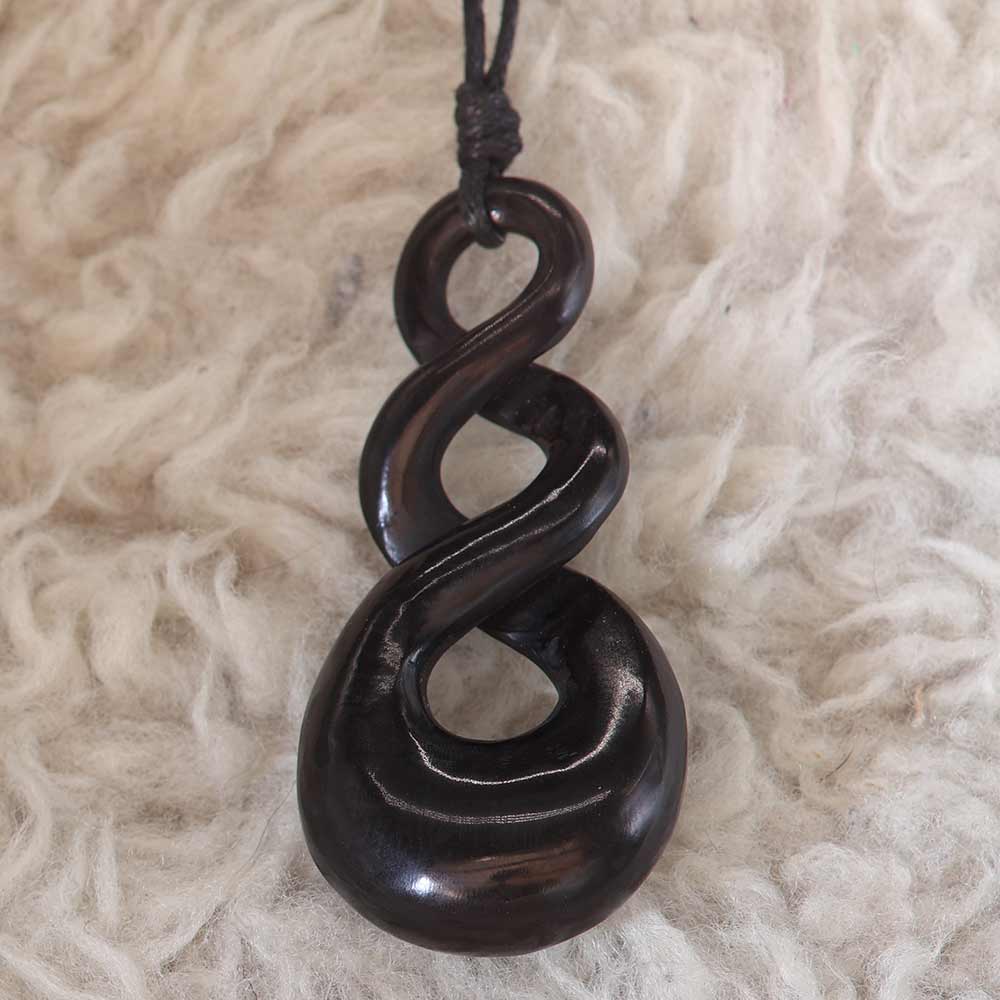 Maori Schmuck Horn Kette Kunst handwerk fair gehandelt Handarbeit