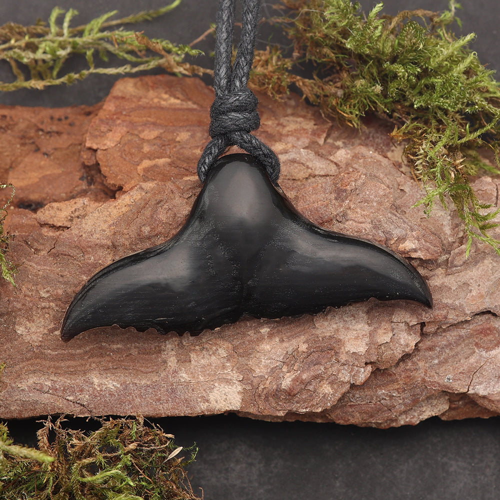 Walfluke Anhänger Horn Handarbeit Halskette fair gehandelt