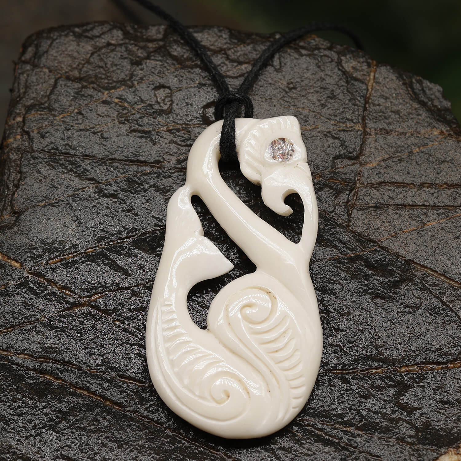 Maori Kette Anhänger Knochen mit Perlmutt Kunst Handwerk