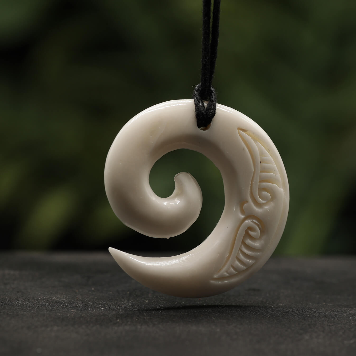 Koru Spirale Maori Halskette Anhänger Knochen geschnitzter Schmuck