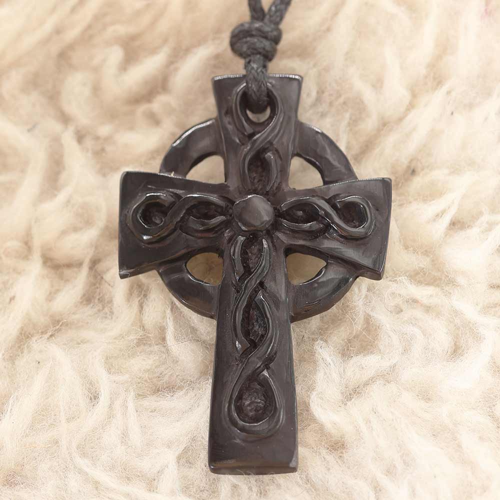 Keltisches Kreuz Schmuck aus Horn geschnitzt Handarbeit fair gehandelt