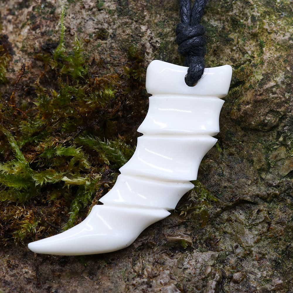 Zahn Anhänger Schmuck Kette geschnitzt aus Knochen