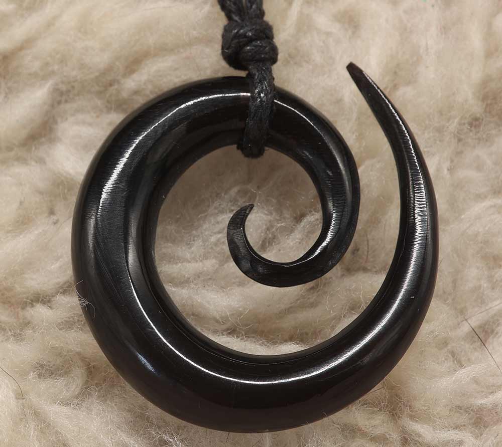 Spitale Horn Kette Schmuck handarbeit fair gehandelt geschnitzt Büffelhorn