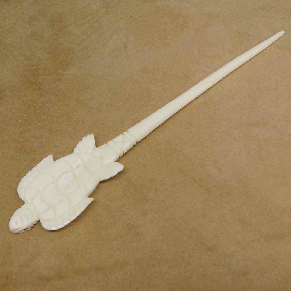 außergewöhnlicher Haarschmuck mit einer geschnitzten Schildkröte