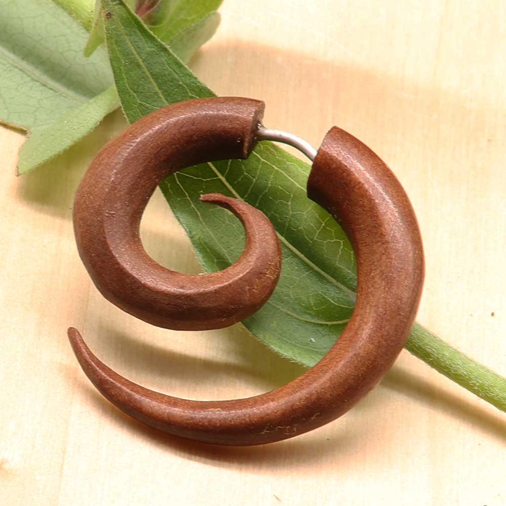 Spirale Holz rot Ohrring Fakepiercing Holözschmuck handgearbeitet fair gehandelt