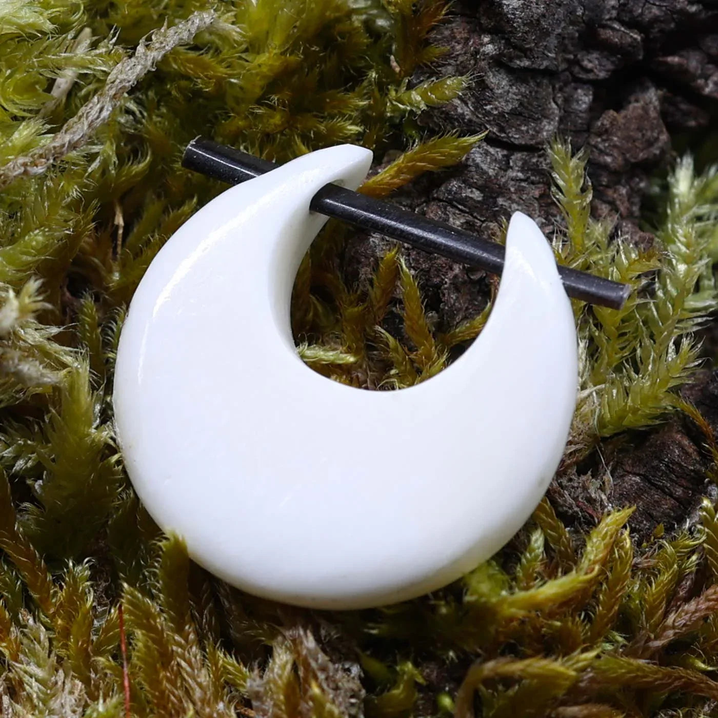 Dezenter handgefertigt Ohrring weiß aus Knochen