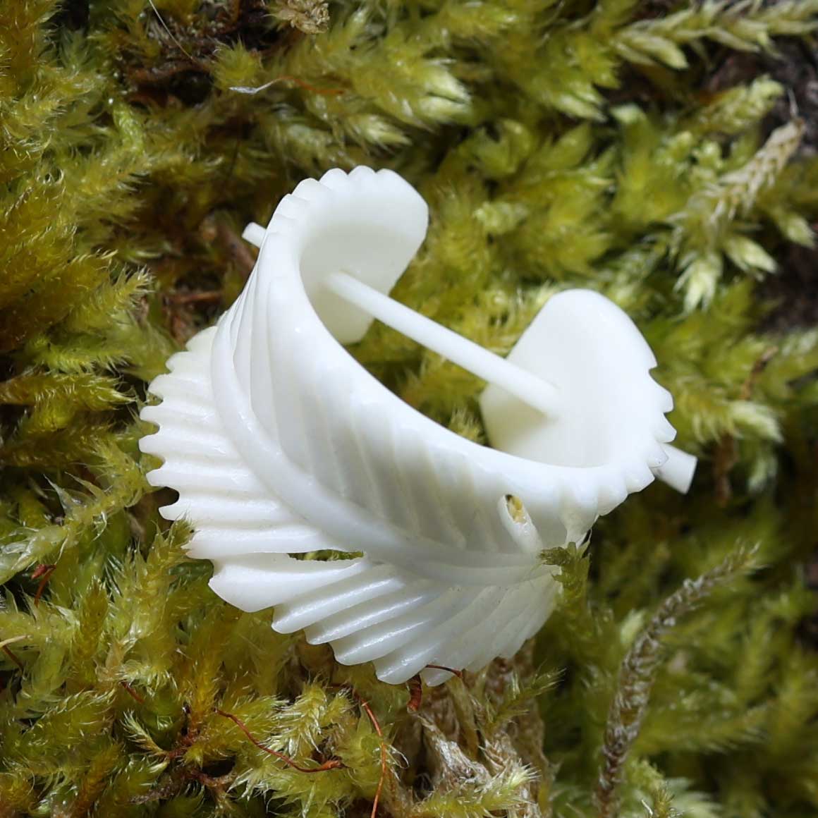 Feder Ohrring Handarbeit Ohrschmuck Knochen weiß fair gehandelt