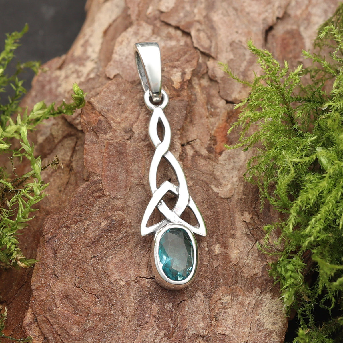 Feiner Anhänger keltischer Knoten mit Blauer Topas Zirkonia gefasst 925 Silber