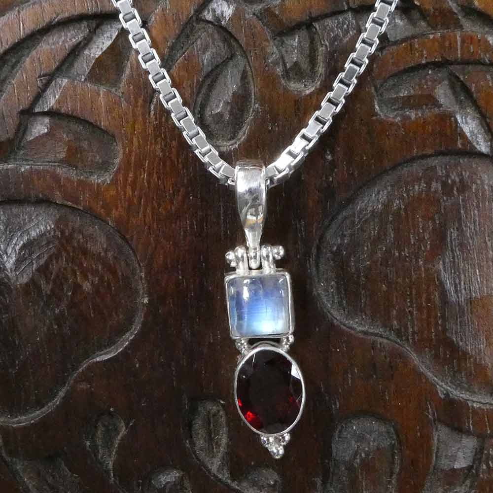 Steinanhänger keltisch Mondstein Granat an Silberkette