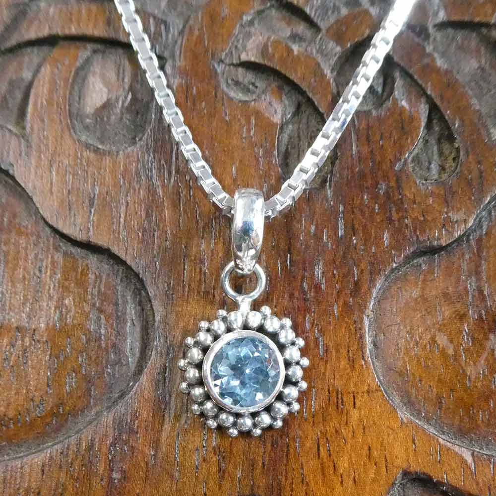 Blauer Topas Schmuckanhänger aus Silber