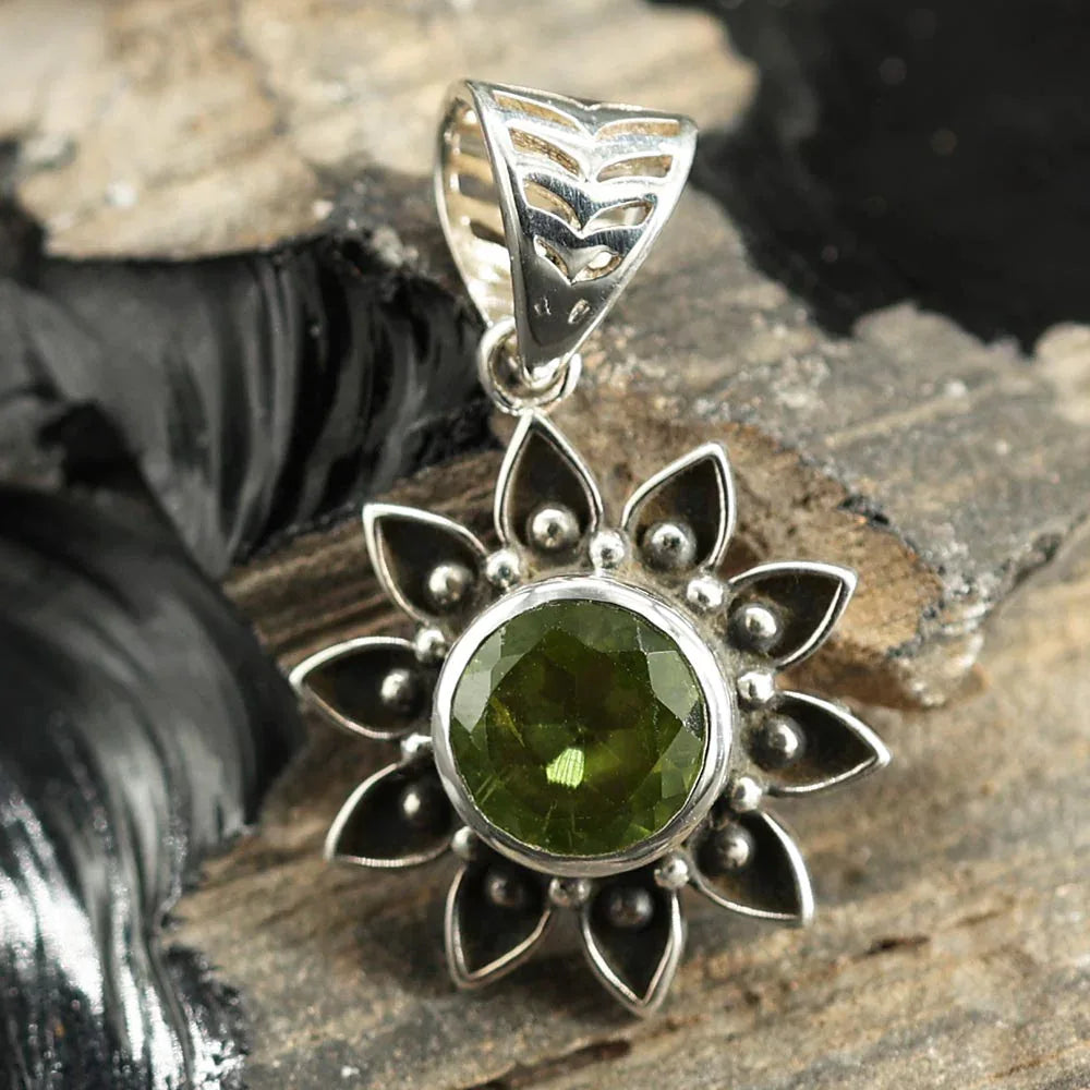 Sonne Anhänger Silber mit Edelstein Peridot grün