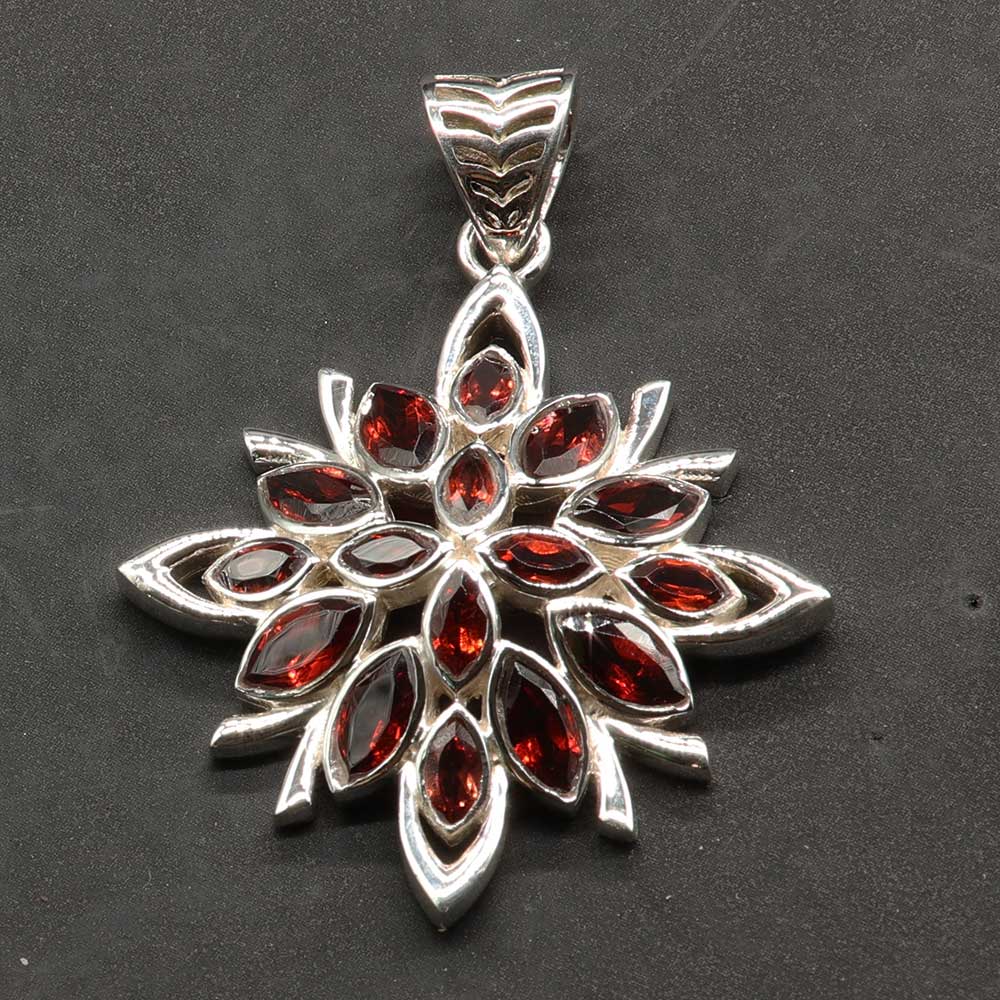 Granat Anhänger 925 Silber sehr detailreich hand geschmiedet