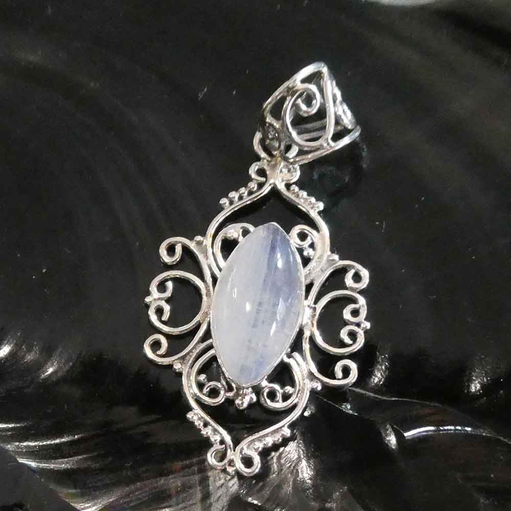 Schmuckanhänger aus Silber mit Edelstein Mondstein