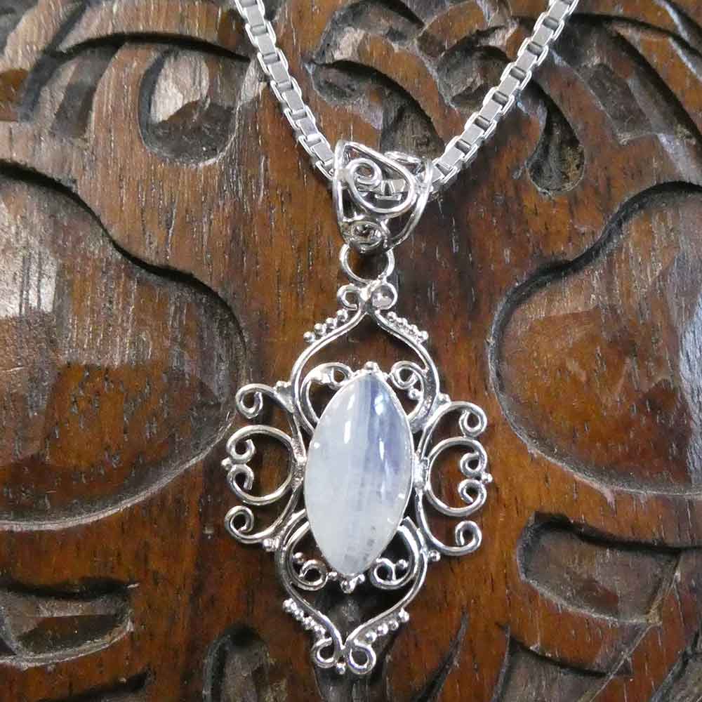 Mondstein Anhänger an Silberkette
