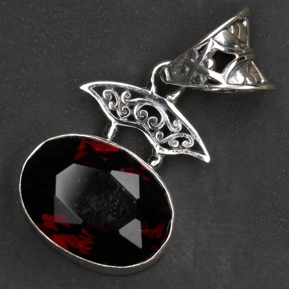 Granat edler Silberschmuck Anhänger Hand geschmiedet