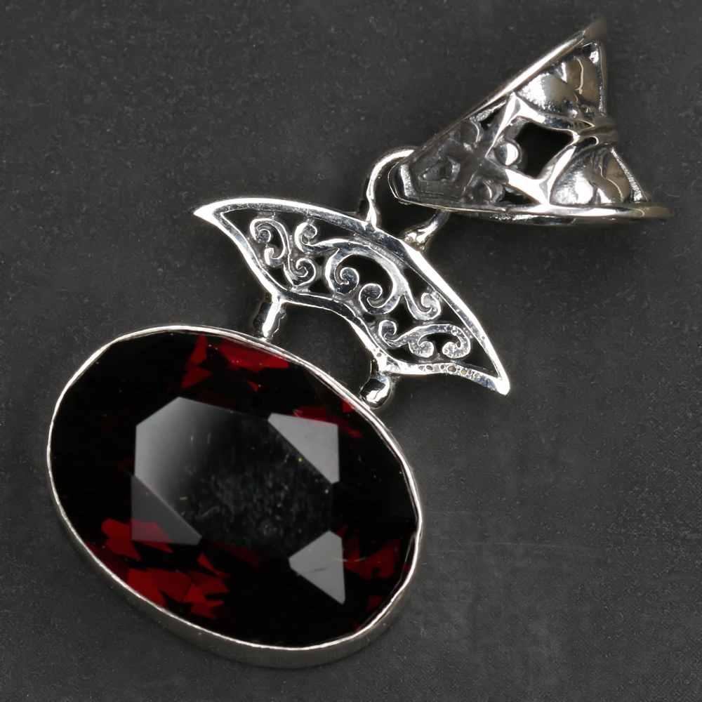 Granat edler Silberschmuck Anhänger Hand geschmiedet
