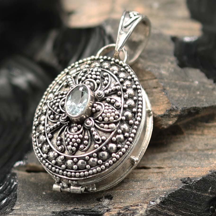 Blauer Topas Anhänger Silber Medaillon Edelstein Hand geschmiedet