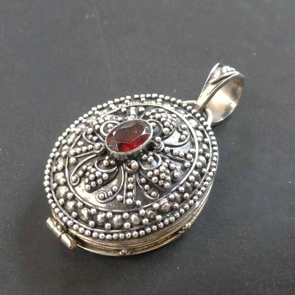 Medaillon mit Edelstein Granat Kettenanhänger Hand geschmiedet