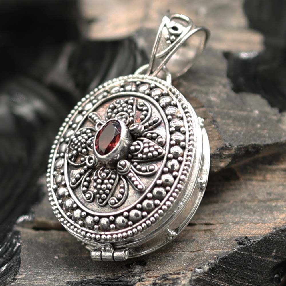 Granat Anhänger Silber Medaillon Edelstein Hand geschmiedet