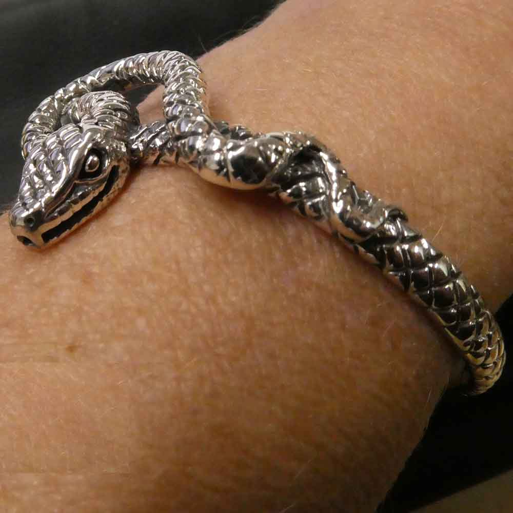 Silberne Schlange Frauen Armschmuck edel auffällig Armspange