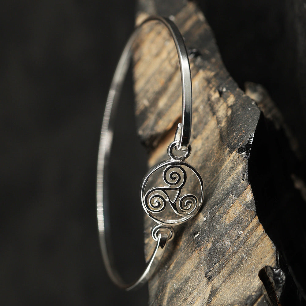 Feine Damen Armspange mit Triskel aus Sterlingsilber zarter Armschmuck