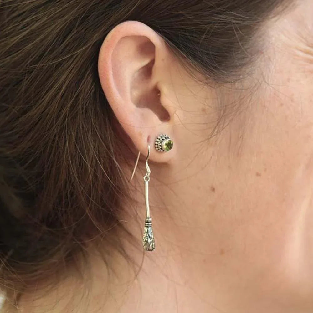 Hexenbesen Ohrringe Wicca Ohrschmuck Sterlingsilber an lachender Frau