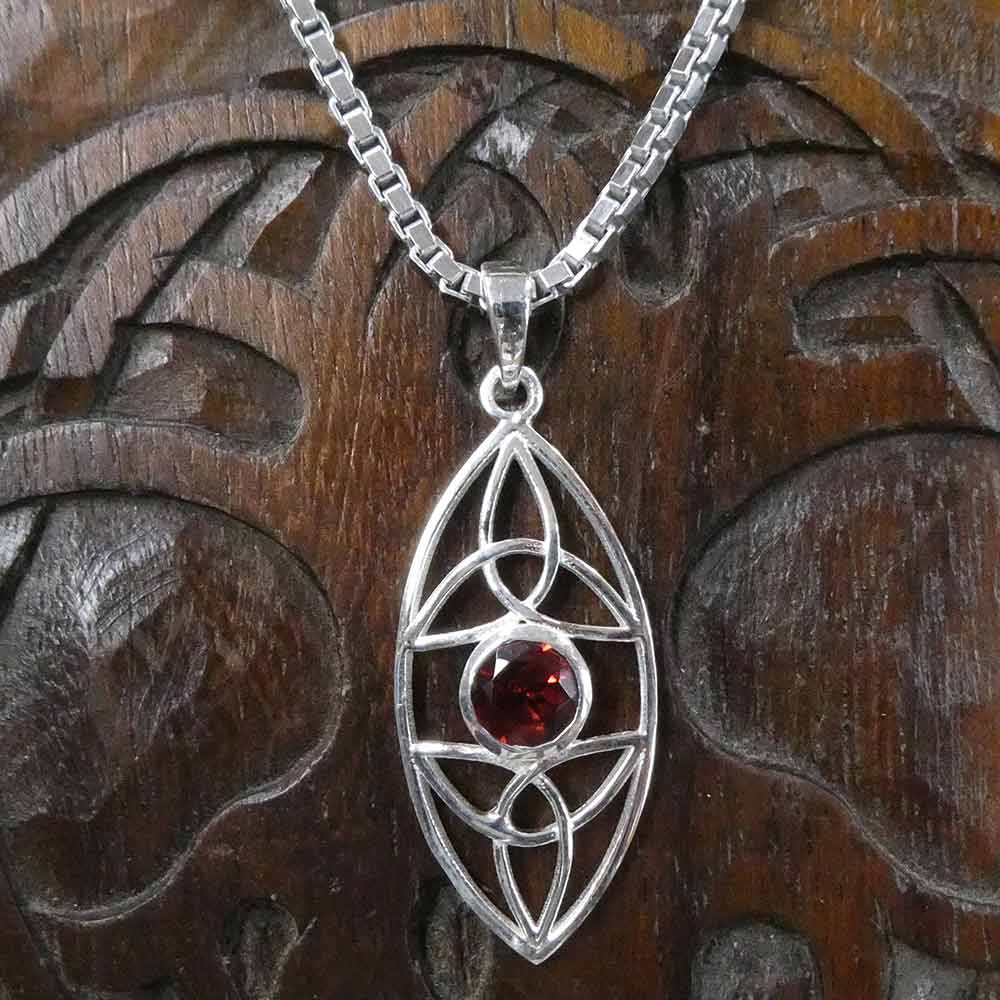 Steinanhänger Granat mit Silberkette